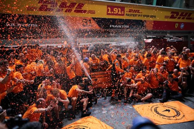 F1 - SINGAPORE GRAND PRIX 2025 McLaren F1 Team Constructor World Champions Celebration during the 2025 Formula 1 Singapore Grand Prix, 18th round of the 2025 FIA Formula One World Championship, WM, Weltmeisterschaft from October 3 to 5, 2025 on the Marina Bay Street Circuit, in Singapore - SingaporeSingapore  Copyright: xEricxAlonsox