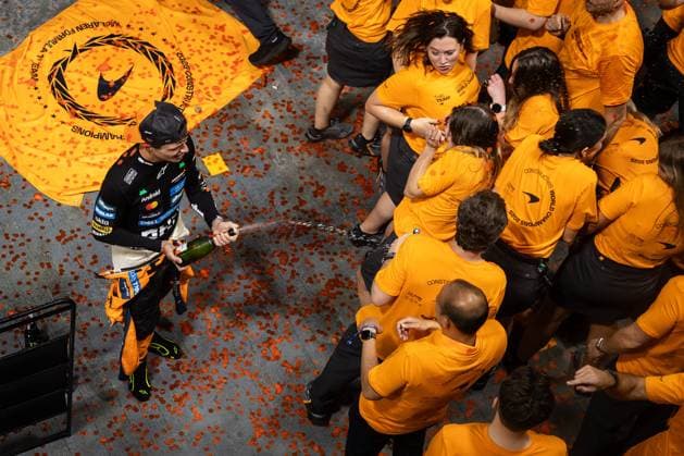 F1 - SINGAPORE GRAND PRIX 2025 McLaren F1 Team, 2025 Constructors World Champions, NORRIS Lando (gbr), McLaren F1 Team MCL39, portrait during the 2025 Formula 1 Singapore Grand Prix, 18th round of the 2025 FIA Formula One World Championship, WM, Weltmeisterschaft from October 3 to 5, 2025 on the Marina Bay Street Circuit, in Singapore - SingaporeSingapore  Copyright: xDPPIx