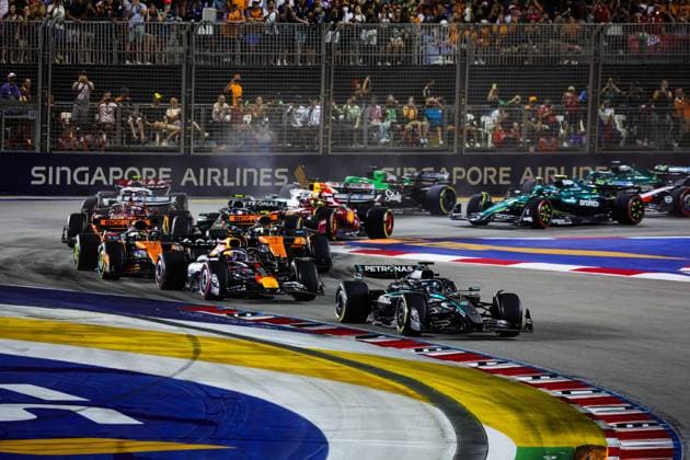 F1 - SINGAPORE GRAND PRIX 2025 Start of the race: 63 RUSSELL George (gbr), Mercedes AMG F1 Team W16, 01 VERSTAPPEN Max (nld), Red Bull Racing RB21, 81 PIASTRI Oscar (aus), McLaren F1 Team MCL39, 04 NORRIS Lando (gbr), McLaren F1 Team MCL39, action during the 2025 Formula 1 Singapore Grand Prix, 18th round of the 2025 FIA Formula One World Championship, WM, Weltmeisterschaft from October 3 to 5, 2025 on the Marina Bay Street Circuit, in Singapore - SingaporeSingapore  Copyright: xFLORENTxGOODENx