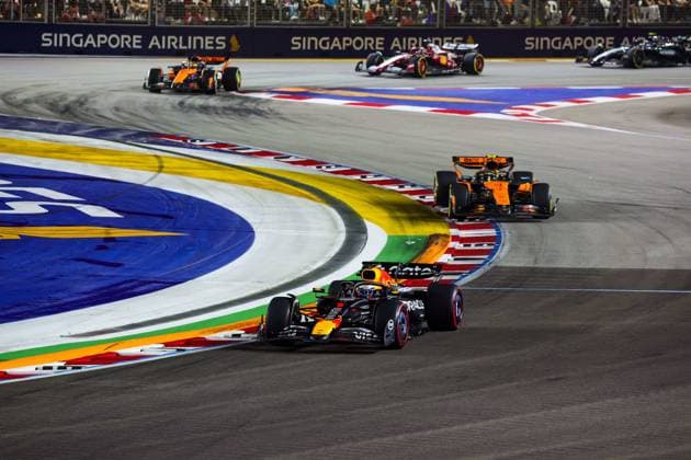 F1 - SINGAPORE GRAND PRIX 2025 01 VERSTAPPEN Max (nld), Red Bull Racing RB21, 04 NORRIS Lando (gbr), McLaren F1 Team MCL39, action during the 2025 Formula 1 Singapore Grand Prix, 18th round of the 2025 FIA Formula One World Championship, WM, Weltmeisterschaft from October 3 to 5, 2025 on the Marina Bay Street Circuit, in Singapore - SingaporeSingapore  Copyright: xFLORENTxGOODENx