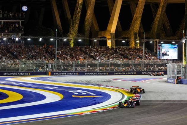 F1 - SINGAPORE GRAND PRIX 2025 01 VERSTAPPEN Max (nld), Red Bull Racing RB21, 04 NORRIS Lando (gbr), McLaren F1 Team MCL39, action during the 2025 Formula 1 Singapore Grand Prix, 18th round of the 2025 FIA Formula One World Championship, WM, Weltmeisterschaft from October 3 to 5, 2025 on the Marina Bay Street Circuit, in Singapore - SingaporeSingapore  Copyright: xFLORENTxGOODENx