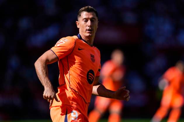 October 5, 2025, Sevilla, Sevilla, SPAIN: Robert Lewandowski of FC Barcelona, Barca looks on during the Spanish league, LaLiga EA Sports, football match played between Sevilla FC and FC Barcelona at Ramon Sanchez-Pizjuan stadium on October 5, 2025, in Sevilla, Spain. Sevilla SPAIN - ZUMAa181 20251005_zaa_a181_098 Copyright: xJoaquinxCorcherox