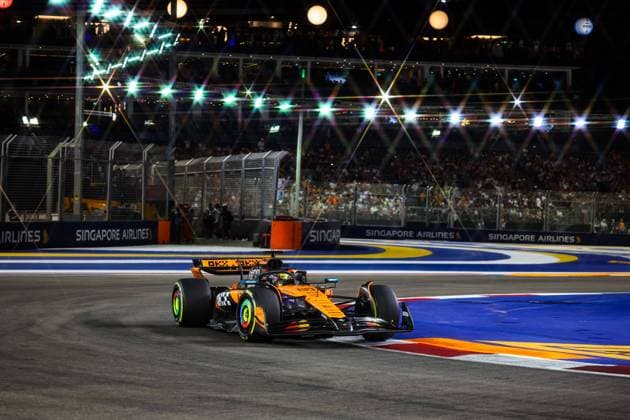 F1 - SINGAPORE GRAND PRIX 2025 81 PIASTRI Oscar (aus), McLaren F1 Team MCL39, action during the 2025 Formula 1 Singapore Grand Prix, 18th round of the 2025 FIA Formula One World Championship, WM, Weltmeisterschaft from October 3 to 5, 2025 on the Marina Bay Street Circuit, in Singapore - SingaporeSingapore  Copyright: xFLORENTxGOODENx