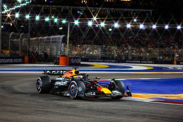 F1 - SINGAPORE GRAND PRIX 2025 01 VERSTAPPEN Max (nld), Red Bull Racing RB21, action during the 2025 Formula 1 Singapore Grand Prix, 18th round of the 2025 FIA Formula One World Championship, WM, Weltmeisterschaft from October 3 to 5, 2025 on the Marina Bay Street Circuit, in Singapore - SingaporeSingapore  Copyright: xFLORENTxGOODENx
