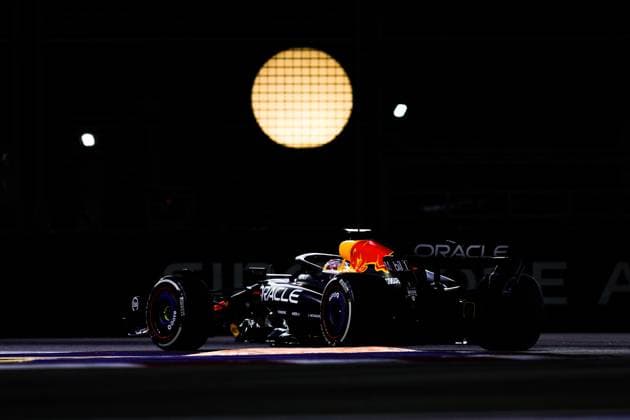 F1 - SINGAPORE GRAND PRIX 2025 01 VERSTAPPEN Max (nld), Red Bull Racing RB21, action during the 2025 Formula 1 Singapore Grand Prix, 18th round of the 2025 FIA Formula One World Championship, WM, Weltmeisterschaft from October 3 to 5, 2025 on the Marina Bay Street Circuit, in Singapore - SingaporeSingapore  Copyright: xFLORENTxGOODENx