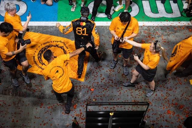 F1 - SINGAPORE GRAND PRIX 2025 McLaren F1 Team, 2025 Constructors World Champions, PIASTRI Oscar (aus), McLaren F1 Team MCL39, portrait during the 2025 Formula 1 Singapore Grand Prix, 18th round of the 2025 FIA Formula One World Championship, WM, Weltmeisterschaft from October 3 to 5, 2025 on the Marina Bay Street Circuit, in Singapore - SingaporeSingapore  Copyright: xDPPIx