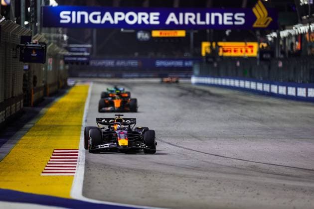 F1 - SINGAPORE GRAND PRIX 2025 01 VERSTAPPEN Max (nld), Red Bull Racing RB21, action during the 2025 Formula 1 Singapore Grand Prix, 18th round of the 2025 FIA Formula One World Championship, WM, Weltmeisterschaft from October 3 to 5, 2025 on the Marina Bay Street Circuit, in Singapore - SingaporeSingapore  Copyright: xFLORENTxGOODENx