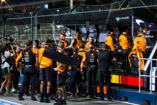 F1 - SINGAPORE GRAND PRIX 2025 McLaren F1 Team mechanics celebrating with STELLA Andrea (ita), Team Principal of McLaren F1 Team, portrait during the 2025 Formula 1 Singapore Grand Prix, 18th round of the 2025 FIA Formula One World Championship, WM, Weltmeisterschaft from October 3 to 5, 2025 on the Marina Bay Street Circuit, in Singapore - SingaporeSingapore  Copyright: xFLORENTxGOODENx