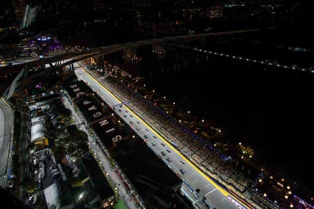 F1 - SINGAPORE GRAND PRIX 2025 start of the race, depart, 01 VERSTAPPEN Max (nld), Red Bull Racing RB21, action 63 RUSSELL George (gbr), Mercedes AMG F1 Team W16, action 04 NORRIS Lando (gbr), McLaren F1 Team MCL39, action 81 PIASTRI Oscar (aus), McLaren F1 Team MCL39, action during the 2025 Formula 1 Singapore Grand Prix, 18th round of the 2025 FIA Formula One World Championship, WM, Weltmeisterschaft from October 3 to 5, 2025 on the Marina Bay Street Circuit, in Singapore - SingaporeSingapore  Copyright: xXavixBonillax
