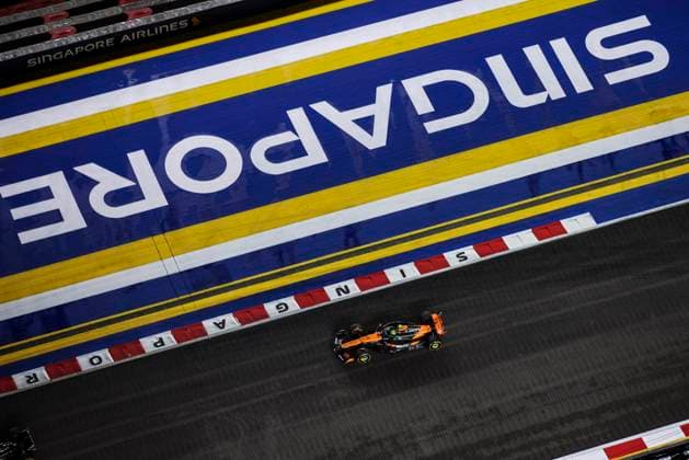F1 - SINGAPORE GRAND PRIX 2025 04 NORRIS Lando (gbr), McLaren F1 Team MCL39, action during the 2025 Formula 1 Singapore Grand Prix, 18th round of the 2025 FIA Formula One World Championship, WM, Weltmeisterschaft from October 3 to 5, 2025 on the Marina Bay Street Circuit, in Singapore - SingaporeSingapore  Copyright: xXavixBonillax
