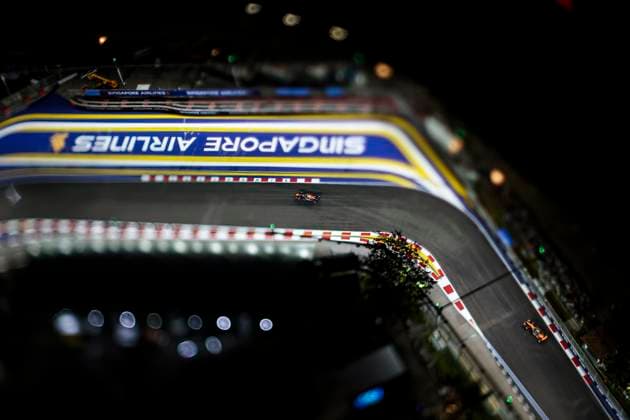 F1 - SINGAPORE GRAND PRIX 2025 01 VERSTAPPEN Max (nld), Red Bull Racing RB21, action 04 NORRIS Lando (gbr), McLaren F1 Team MCL39, action during the 2025 Formula 1 Singapore Grand Prix, 18th round of the 2025 FIA Formula One World Championship, WM, Weltmeisterschaft from October 3 to 5, 2025 on the Marina Bay Street Circuit, in Singapore - SingaporeSingapore  Copyright: xXavixBonillax