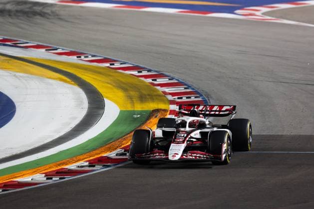 F1 - SINGAPORE GRAND PRIX 2025 31 OCON Esteban (fra), Haas F1 Team VF-25 Ferrari, action during the 2025 Formula 1 Singapore Grand Prix, 18th round of the 2025 FIA Formula One World Championship, WM, Weltmeisterschaft from October 3 to 5, 2025 on the Marina Bay Street Circuit, in Singapore - SingaporeSingapore  Copyright: xDPPIx