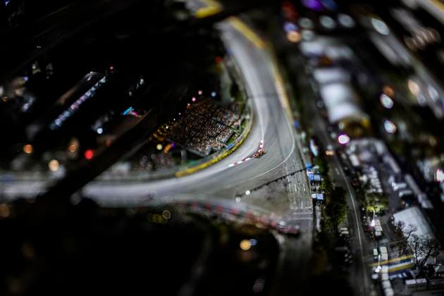 F1 - SINGAPORE GRAND PRIX 2025 04 NORRIS Lando (gbr), McLaren F1 Team MCL39, action during the 2025 Formula 1 Singapore Grand Prix, 18th round of the 2025 FIA Formula One World Championship, WM, Weltmeisterschaft from October 3 to 5, 2025 on the Marina Bay Street Circuit, in Singapore - SingaporeSingapore  Copyright: xXavixBonillax