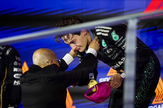 F1 - SINGAPORE GRAND PRIX 2025 RUSSELL George (gbr), Mercedes AMG F1 Team W16, portrait podium during the 2025 Formula 1 Singapore Grand Prix, 18th round of the 2025 FIA Formula One World Championship, WM, Weltmeisterschaft from October 3 to 5, 2025 on the Marina Bay Street Circuit, in Singapore - SingaporeSingapore  Copyright: xXavixBonillax