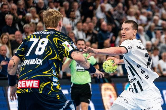 Elias Ellefsen a Skipagotu THW Kiel, 71 on the ball, Edwin Aspenbaeck Rhein Neckar Loewen, 78 , GER, THW Kiel vs Rhein Neckar Loewen, Handball, Bundesliga, Matchday 7, Season 2025 2026, 05 10 2025 GER, THW Kiel vs Rhein Neckar Loewen, Handball, Bundesliga, Matchday 7, Season 2025 2026, 05 10 2025 Kiel Copyright: xEibner-Pressefoto MaxxVincenx EP_MVN