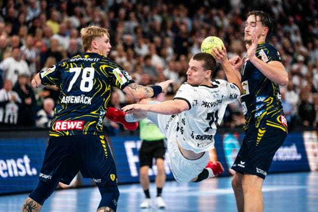 Elias Ellefsen a Skipagotu THW Kiel, 71 throwing against Edwin Aspenbaeck Rhein Neckar Loewen, 78 and Robert Timmermeister Rhein Neckar Loewen, 07 , GER, THW Kiel vs Rhein Neckar Loewen, Handball, Bundesliga, Matchday 7, Season 2025 2026, 05 10 2025 GER, THW Kiel vs Rhein Neckar Loewen, Handball, Bundesliga, Matchday 7, Season 2025 2026, 05 10 2025 Kiel Copyright: xEibner-Pressefoto MaxxVincenx EP_MVN