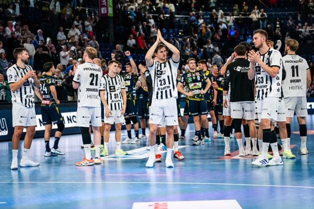 Kiel team disappointed Disappointment after the end of the game, Harald Reinkind THW Kiel, 06 , Eric Johansson THW Kiel, 21 , Rune Dahmke THW Kiel, 23 , Nikola Bilyk THW Kiel, 53 thank the fans, GER, THW Kiel vs Rhein Neckar Loewen, Handball, Bundesliga, Matchday 7, Season 2025 2026, 05 10 2025 GER, THW Kiel vs Rhein Neckar Loewen, Handball, Bundesliga, Matchday 7, Season 2025 2026, 05 10 2025 Kiel Copyright: xEibner-Pressefoto MaxxVincenx EP_MVN
