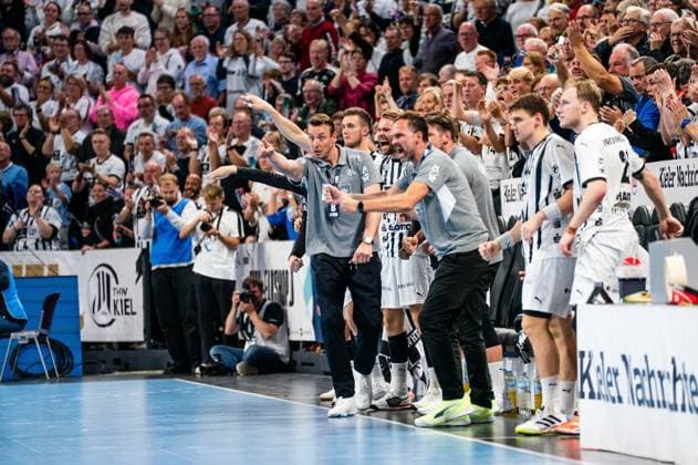 Kiel bench cheers, Filip Jicha THW Kiel, Coach gives players instructions, GER, THW Kiel vs Rhein Neckar Loewen, Handball, Bundesliga, Matchday 7, Season 2025 2026, 05 10 2025 GER, THW Kiel vs Rhein Neckar Loewen, Handball, Bundesliga, Matchday 7, Season 2025 2026, 05 10 2025 Kiel Copyright: xEibner-Pressefoto MaxxVincenx EP_MVN