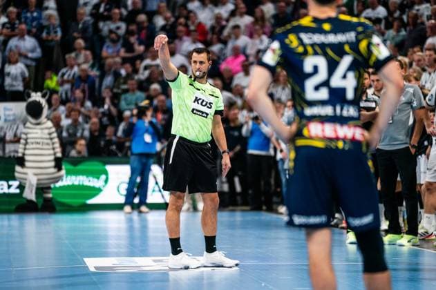 Video evidence, Game over, Referee decision, GER, THW Kiel vs Rhein Neckar Loewen, Handball, Bundesliga, Matchday 7, Season 2025 2026, 05 10 2025 GER, THW Kiel vs Rhein Neckar Loewen, Handball, Bundesliga, Matchday 7, Season 2025 2026, 05 10 2025 Kiel Copyright: xEibner-Pressefoto MaxxVincenx EP_MVN
