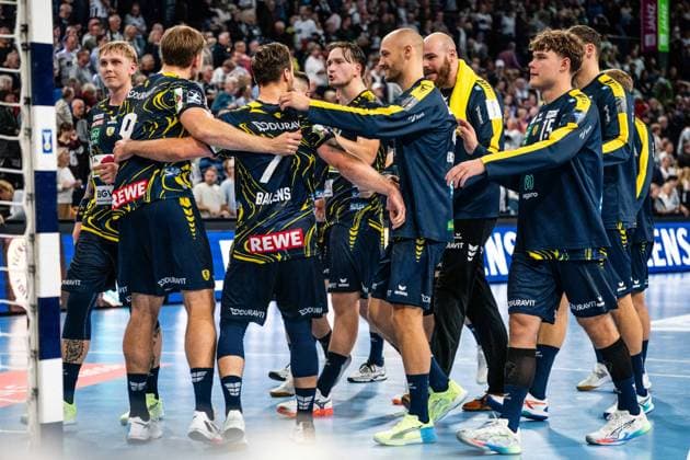 Rhein Neckar Loewen cheers after draw game end, Steven Plucnar Jacobsen Rhein Neckar Loewen, 09 , Dani Baijens Rhein Neckar Loewen, 77 , Jannik Kohlbacher Rhein Neckar Loewen, 80 , Robert Timmermeister Rhein Neckar Loewen, 07 , Lukas Sandell Rhein Neckar Loewen, 11 , David More Rhein Neckar Loewen, 15 , GER, THW Kiel vs Rhein Neckar Loewen, Handball, Bundesliga, Matchday 7, Season 2025 2026, 05 10 2025 GER, THW Kiel vs Rhein Neckar Loewen, Handball, Bundesliga, Matchday 7, Season 2025 2026, 05 10 2025 Kiel Copyright: xEibner-Pressefoto MaxxVincenx EP_MVN