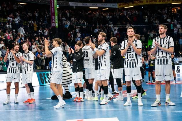 Kiel team disappointed Disappointment after the end of the game, Harald Reinkind THW Kiel, 06 , Eric Johansson THW Kiel, 21 , Rune Dahmke THW Kiel, 23 , Nikola Bilyk THW Kiel, 53 , Magnus Landin Jacobsen THW Kiel, 07 thank the fans, GER, THW Kiel vs Rhein Neckar Loewen, Handball, Bundesliga, Matchday 7, Season 2025 2026, 05 10 2025 GER, THW Kiel vs Rhein Neckar Loewen, Handball, Bundesliga, Matchday 7, Season 2025 2026, 05 10 2025 Kiel Copyright: xEibner-Pressefoto MaxxVincenx EP_MVN