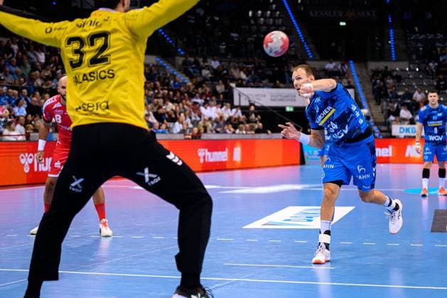 Stuttgart HBL 25 26 TVB Stuttgart MT Melsungen f li Goalkeeper Kristof Palasics Melsungen , Kai Häfner Haefner Stuttgart Stuttgart Porsche Arena Baden Württemberg Germany