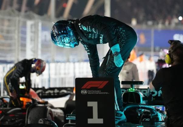 05.10.2025, Marina Bay Street Circuit, Singapore, FORMULA 1 SINGAPORE AIRLINES SINGAPORE GRAND PRIX 2025 , im Bild Sieger George Russell (GBR), Mercedes-AMG Petronas Formula One Team (Photo by Hasan Bratic DeFodi Images) 05 10 2025, Marina Bay Street Circuit, Singapore, FORMULA 1 SINGAPORE AIRLINES SINGAPORE GRAND PRIX 2025 , in the picture winner George Russell GBR , Mercedes AMG Petronas Formula One Team Photo by Hasan Bratic DeFodi Images