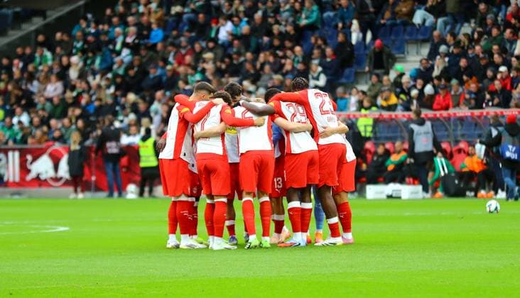 FC Red Bull Salzburg v SK Rapid Vienna, Bundesliga, 5 October 2025. FC Red Bull Salzburg players group hug. Vienna Austria Copyright: xDanxWestwellx xSportPix.org.ukx