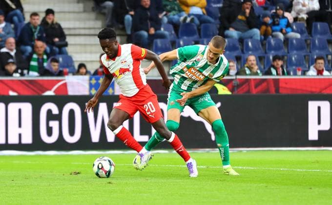FC Red Bull Salzburg v SK Rapid Vienna, Bundesliga, 5 October 2025. FC Red Bull Salzburg s Edmund Baidoo & SK Rapid Vienna s Nenad Cvetkovic Vienna Austria Copyright: xDanxWestwellx xSportPix.org.ukx