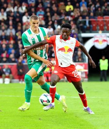 FC Red Bull Salzburg v SK Rapid Vienna, Bundesliga, 5 October 2025. FC Red Bull Salzburg s Edmund Baidoo & SK Rapid Vienna s Nenad Cvetkovic Vienna Austria Copyright: xDanxWestwellx xSportPix.org.ukx