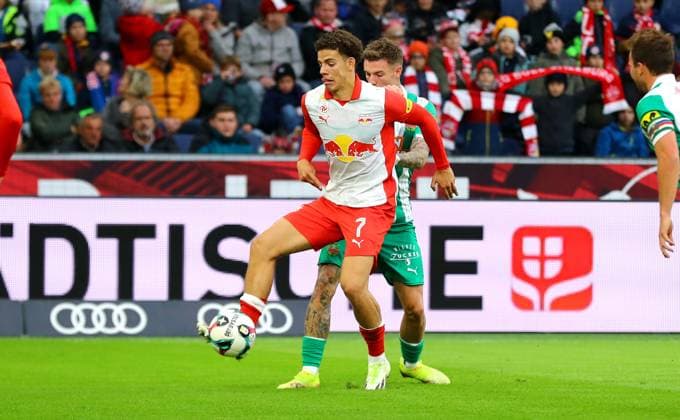 FC Red Bull Salzburg v SK Rapid Vienna, Bundesliga, 5 October 2025. FC Red Bull Salzburg s Clement Bischoff & SK Rapid Vienna s Bendeguz Bolla Vienna Austria Copyright: xDanxWestwellx xSportPix.org.ukx