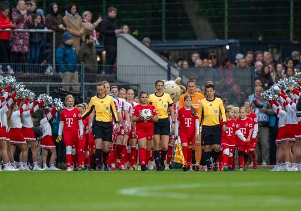 Entry of both teams led by the referee team around Annika Kost Referee 05 10 2025, 1 FC Köln Bayer Leverkusen, Fußball, Google Pixel Frauen Bundesliga, GER, Köln, Franz Kremer Stadion DFL regulations prohibit any use of photographs as image sequences and or quasi video Copyright: HMBxMedia xMarcoxBader