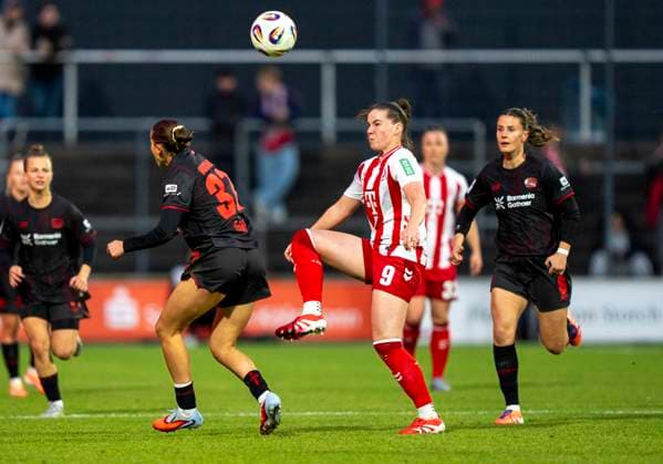 duel between Carlotta Wamser Bayer 04 Leverkusen, 37 and Adriana Achcinska 1 FC Koeln, 9 05 10 2025, 1 FC Köln Bayer Leverkusen, Fußball, Google Pixel Frauen Bundesliga, GER, Köln, Franz Kremer Stadion DFL regulations prohibit any use of photographs as image sequences and or quasi video Copyright: HMBxMedia xMarcoxBader
