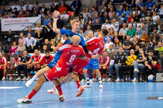 Handball I Men I Season 2025 2026 I Bundesliga I 7 Matchday I TVB Stuttgart MT Melsungen I 05 10 2025 Torben Matzken 22, TVB Stuttgart on the throw, in defense Adrian Sipos 8, MT Melsungen and Nikolaj Enderleit 4, MT Melsungen Stuttgart Porsche Arena Baden Württemberg Germany Copyright: xLobeca MaxxPetershansx
