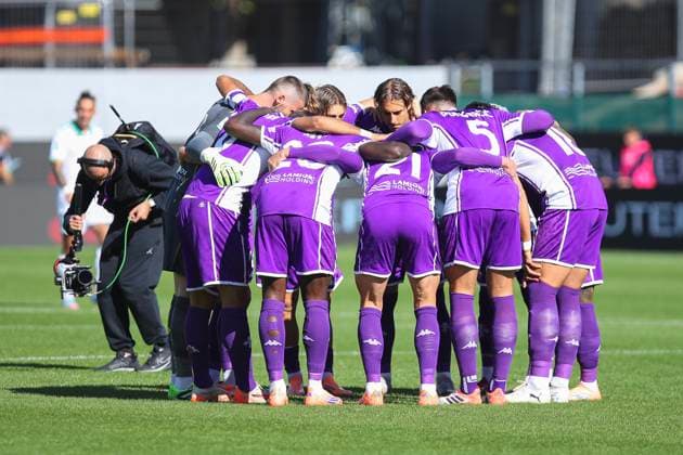 ACF Fiorentina players stand in circle during the serie A match between ACF Fiorentina and AS Roma at Artemio Franchi Stadium in Firenze (Italy), October 05,2025. massimilianoxcarnabuci