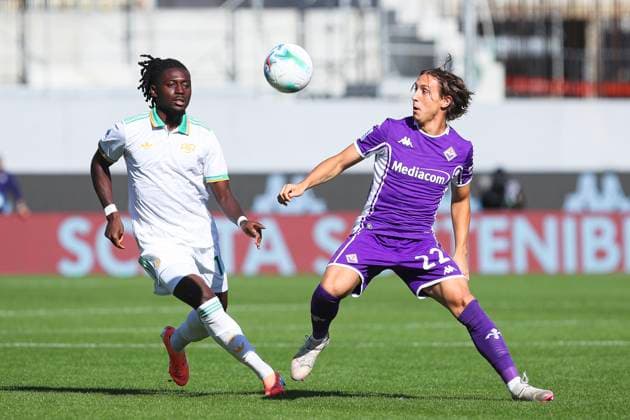 Manu KonÃ of AS Roma and Jacopo Fazzini of ACF Fiorentina compete for the ball during the serie A match between ACF Fiorentina and AS Roma at Artemio Franchi Stadium in Firenze (Italy), October 05,2025. massimilianoxcarnabuci