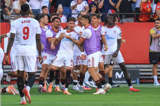 Spain - LaLiga EA Sports - Sevilla FCo vs FC Barcelona, Barca - 05 10 2025 SPAIN, SEVILLA, OCTOBER 05. Jose Angel Carmona of Sevilla (C) celebrates with his teammates after scoring his team s third goalduring LaLiga EA Sports football match between Sevilla FC and FC Barcelona, on October 05, 2025, at Estadio Ramon Sanchez Pizjuan in Sevilla, Spain. Photo by Manuel Blondeau AOP.Press Sevilla Estadio Ramon Sanchez Pizjuan Andalucia Spain Copyright: x ManuelxBlondeau AOP.Pressx AOP20251005-0008