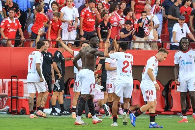 Spain - LaLiga EA Sports - Sevilla FCo vs FC Barcelona, Barca - 05 10 2025 SPAIN, SEVILLA, OCTOBER 05. Akor Adams of Sevilla (L) celebrates with Chidera Ejuke of Sevilla after scoring his team s fourth goal during LaLiga EA Sports football match between Sevilla FC and FC Barcelona, on October 05, 2025, at Estadio Ramon Sanchez Pizjuan in Sevilla, Spain. Photo by Manuel Blondeau AOP.Press Sevilla Estadio Ramon Sanchez Pizjuan Andalucia Spain Copyright: x ManuelxBlondeau AOP.Pressx AOP20251005-0013