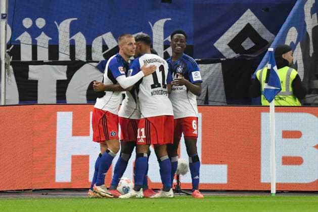 GER 1 FBL,, Hamburger SV vs 1 FSV Mainz 05 05 10 2025, Volksparkstadion, Hamburg, GER 1 FBL, Hamburger SV vs 1 FSV Mainz 05 in picture Jean Luc Dompe Hamburg 07 scores the goal to make it 3 0 for HSV and cheers with the team nordphotoxGmbH xWitke nph00002