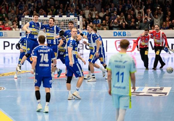 ThSV Eisenach celebrates victory against Gummersbach Vincent, Buechner left wing, ThSV Eisenach, 74 , Tillman, Leu right wing, ThSV Eisenach, 99 , Philipp, Meyer right wing, ThSV Eisenach, 27 , Justin, Kurch Kreislaeufer, ThSV Eisenach, 52 , Oskar Joelsson ThSV Eisenach, 3 , Max Beneke ThSV Eisenach, 9 , Fynn, Hangstein Rueckraum Links, ThSV Eisenach, 10 , Matija, Spikic TW, ThSV Eisenach, 1 , Silvio, Heinevetter TW, ThSV Eisenach, 12 GER, Thuringia, ThSV Eisenach vs VfL Gummersbach, 1 Daikin Handballbundesliga, Handball, Matchday 7, Season 2025 2026, Sunday, 05 10 2025 GER, Thuringia, ThSV Eisenach vs VfL Gummersbach, 1 Daikin Handballbundesliga, Handball, Matchday 7, Season 2025 2026, Sunday, 05 10 2025 Eisenach Copyright: xEibner-Pressefoto MartinxHerbstx EP_MHT