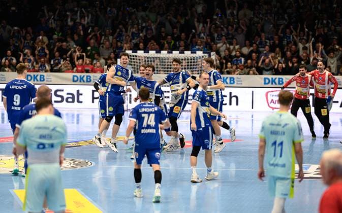 ThSV Eisenach celebrates victory against Gummersbach Vincent, Buechner left wing, ThSV Eisenach, 74 , Tillman, Leu right wing, ThSV Eisenach, 99 , Philipp, Meyer right wing, ThSV Eisenach, 27 , Justin, Kurch Kreislaeufer, ThSV Eisenach, 52 , Oskar Joelsson ThSV Eisenach, 3 , Max Beneke ThSV Eisenach, 9 , Fynn, Hangstein Rueckraum Links, ThSV Eisenach, 10 , Matija, Spikic TW, ThSV Eisenach, 1 , Silvio, Heinevetter TW, ThSV Eisenach, 12 GER, Thuringia, ThSV Eisenach vs VfL Gummersbach, 1 Daikin Handballbundesliga, Handball, Matchday 7, Season 2025 2026, Sunday, 05 10 2025 GER, Thuringia, ThSV Eisenach vs VfL Gummersbach, 1 Daikin Handballbundesliga, Handball, Matchday 7, Season 2025 2026, Sunday, 05 10 2025 Eisenach Copyright: xEibner-Pressefoto MartinxHerbstx EP_MHT
