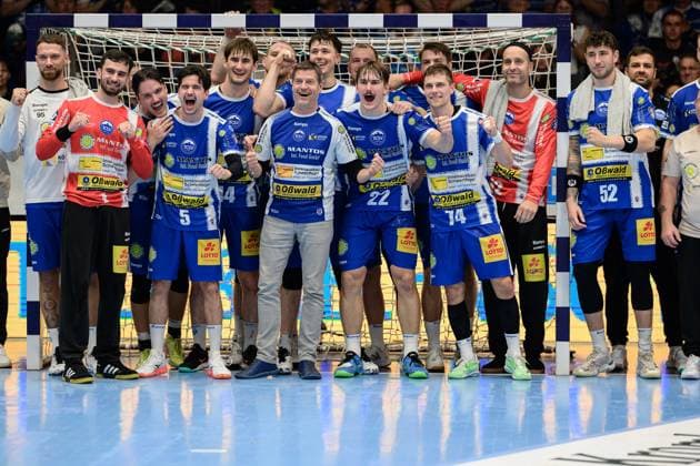 Winning picture in matchday 7 ThSV Eisenach against VfL Gummersbach Alexander, Saul right back, ThSV Eisenach, 95 , Matija, Spikic TW, ThSV Eisenach, 1 , Timothy, Reichmuth left back, ThSV Eisenach, 5 , Stephan, Seitz right back, ThSV Eisenach, 44 , Tillman, Leu left wing, ThSV Eisenach, 99 , Felix, Aellen center back, ThSV Eisenach, 22 , Vincent, Buechner left wing, ThSV Eisenach, 74 , Silvio, Heinevetter goalkeeper, ThSV Eisenach, 12 , Justin, Kurch Circle Winger, ThSV Eisenach, 52 , Fynn, Hangstein Left Back, ThSV Eisenach, 10 , Peter, Walz Circle Winger, ThSV Eisenach, 14 , GER, Thuringia, ThSV Eisenach vs VfL Gummersbach, 1 Daikin Handballbundesliga, Handball, Matchday 7, Season 2025 2026, Sunday, 05 10 2025 GER, Thuringia, ThSV Eisenach vs VfL Gummersbach, 1 Daikin Handballbundesliga, Handball, Matchday 7, Season 2025 2026, Sunday, 05 10 2025 Eisenach Copyright: xEibner-Pressefoto MartinxHerbstx EP_MHT