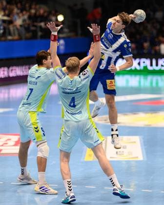 Ellidi Snaer, Vidarsson KM, VfL Gummersbach, 4 , Julian, Koester RL, VfL Gummersbach, 7 , Oskar Joelsson ThSV Eisenach, 3 GER, Thuringia, ThSV Eisenach v VfL Gummersbach, 1 Daikin Handballbundesliga, Handball, Matchday 7, Season 2025 2026, Sunday, 05 10 2025 GER, Thuringia, ThSV Eisenach v VfL Gummersbach, 1 Daikin Handballbundesliga, Handball, Matchday 7, Season 2025 2026, Sunday, 05 10 2025 Eisenach Copyright: xEibner-Pressefoto MartinxHerbstx EP_MHT