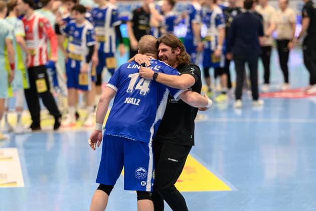 Peter, Walz Kreislaeufer, ThSV Eisenach, 14 and Sebastian, Hinze Trainer, ThSV Eisenach are in each others arms after the final whistle GER, Thuringia, ThSV Eisenach vs VfL Gummersbach, 1 Daikin Handballbundesliga, Handball, Matchday 7, Season 2025 2026, Sunday, 05 10 2025 GER, Thuringia, ThSV Eisenach v VfL Gummersbach, 1 Daikin Handball Bundesliga, Handball, Matchday 7, Season 2025 2026, Sunday, 05 10 2025 Eisenach Copyright: xEibner-Pressefoto MartinxHerbstx EP_MHT