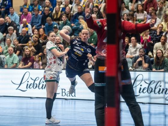 Levke Kretschmann Buxtehuder SV, 22 in duel with Luisa Scherer Frisch Auf Women, 24 , Buxtehuder SV vs Frisch Auf Goeppingen, Handball, 1 Bundesliga, Season 2025 2026, 05 10 2025 Buxtehuder SV vs Frisch Auf Goeppingen, Handball, 1 Bundesliga, Season 2025 2026, 05 10 2025 Buxtehude Copyright: xEibner-Pressefoto MichaelxSchmidx EP_MST