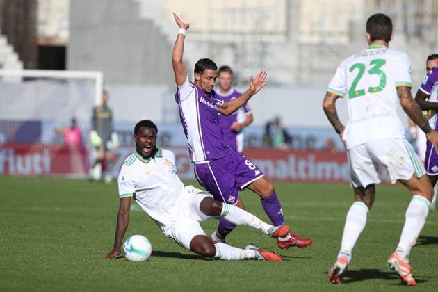 Evan Ndicka of AS Roma compete for the ball with Rolando Mandragora of ACF Fiorentina during ACF Fiorentina vs AS Roma, Italian soccer Serie A match in Florence, Italy, October 05 2025  Copyright: xMassimilianoxCarnabuci IPAxSportx xipa-agency.netx xx IPA_66190515 IPA_Agency_IPA66190515