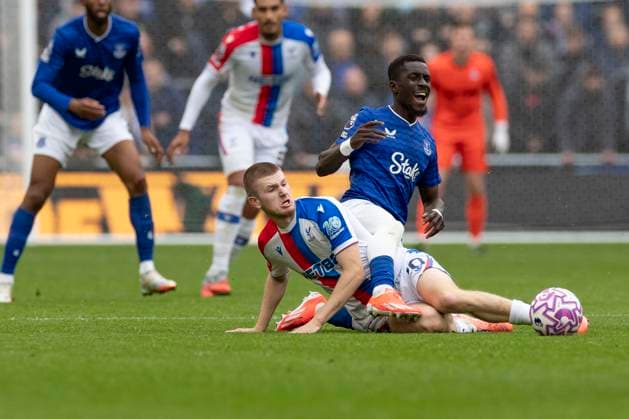 Everton v Crystal Palace - Premier League Idrissa Gueye of Everton F.C. fouls the opponent during the Premier League match between Everton and Crystal Palace at Hill Dickinson Stadium in Liverpool, England, on October 5, 2025. Liverpool Merseyside United Kingdom  Copyright: xMIxNewsx originalFilename:fletcher-evertonv251005_npcaz.jpg