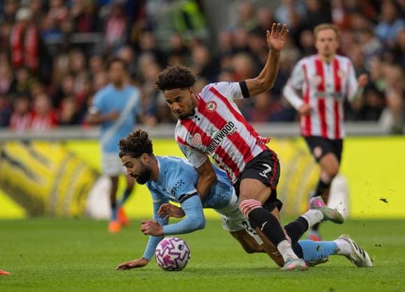 Brentford v Manchester City Premier League Kevin Schade of Brentford tangles with JoÅ¡ko Gvardiol of Manchester City during the Premier League match at the Gtech Community Stadium, Brentford UK Newspapers OUT Copyright: xGraemexWilcocksonx FIL-22323-0106
