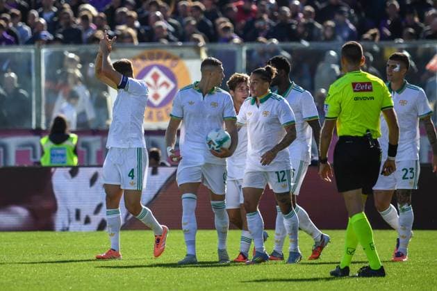 CALCIO - Serie A - ACF Fiorentina vs AS Roma Bryan Cristante (Roma) celebrates with teammates after scoring the 1-2 goal during ACF Fiorentina vs AS Roma, Italian soccer Serie A match in Florence, Italy, October 05 2025 Florence Italy  Copyright: xIPAxSport ABACAx