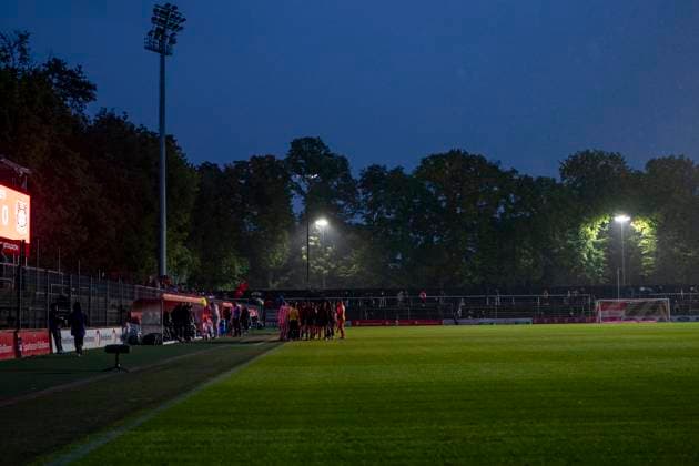 Floodlight failure at Franz Kremer Stadium 05 10 2025, 1 FC Köln Bayer Leverkusen, Football, Google Pixel Frauen Bundesliga, GER, Köln, Franz Kremer Stadion DFL regulations prohibit any use of photographs as image sequences and or quasi video Copyright: HMBxMedia xMarcoxBader